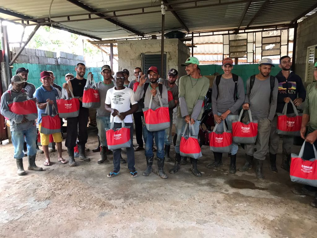 Colaboradores do Polo Florestal recebendo cesta da ação de fim de ano do projeto Florestas com Propósito